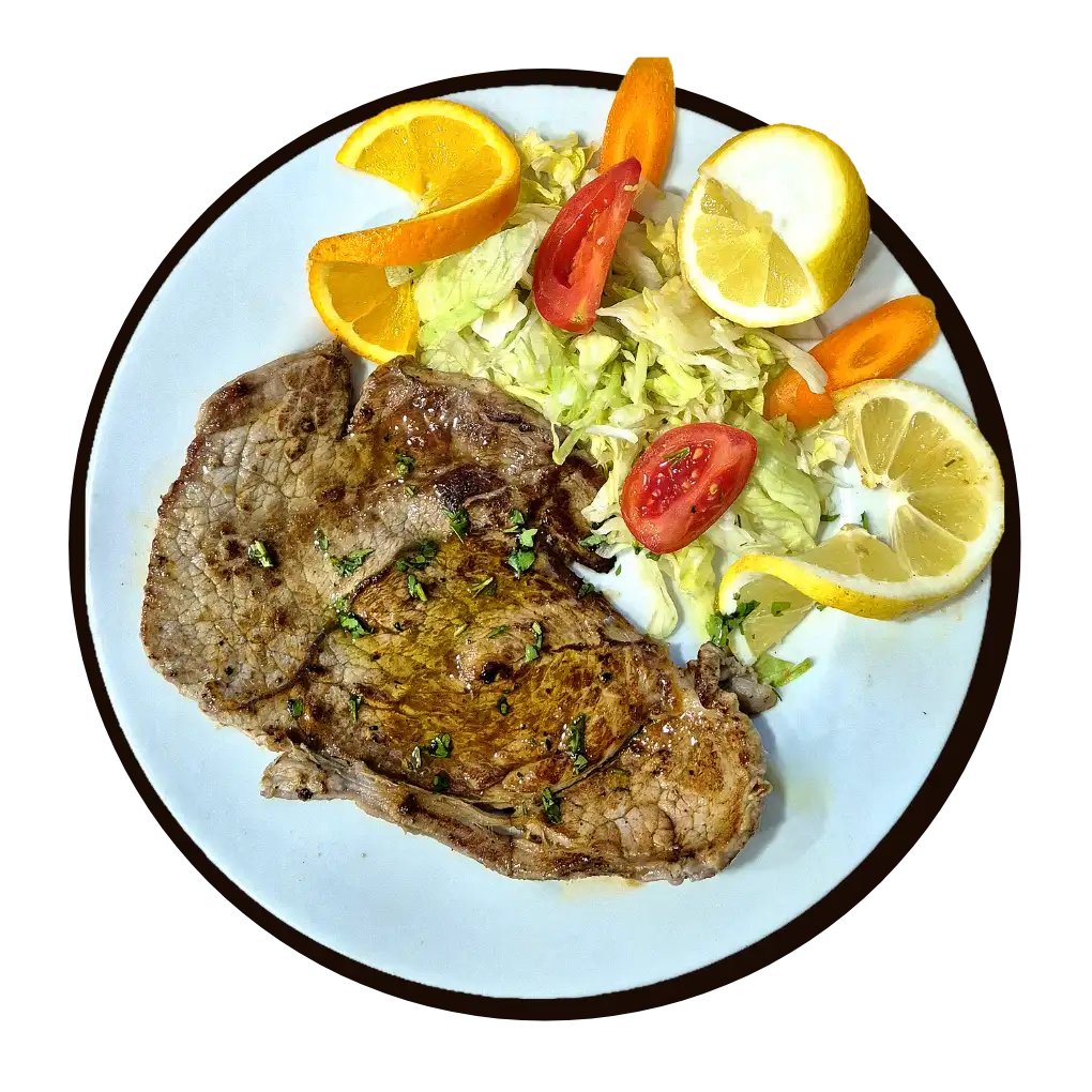 Bistecca ai ferri con insalata, pomodoro, limone e arancia