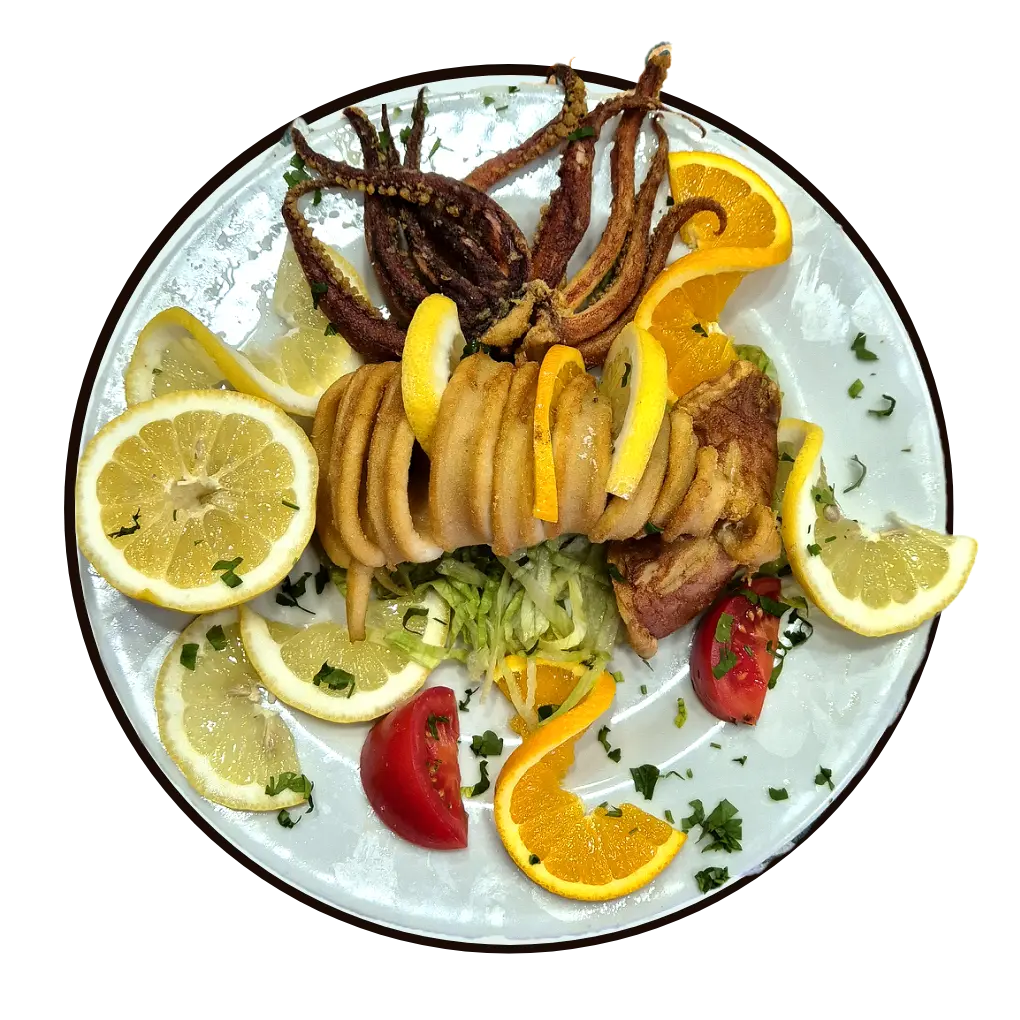 Calamaro fritto, anelli e ciuffi, con fette di limone e arancia