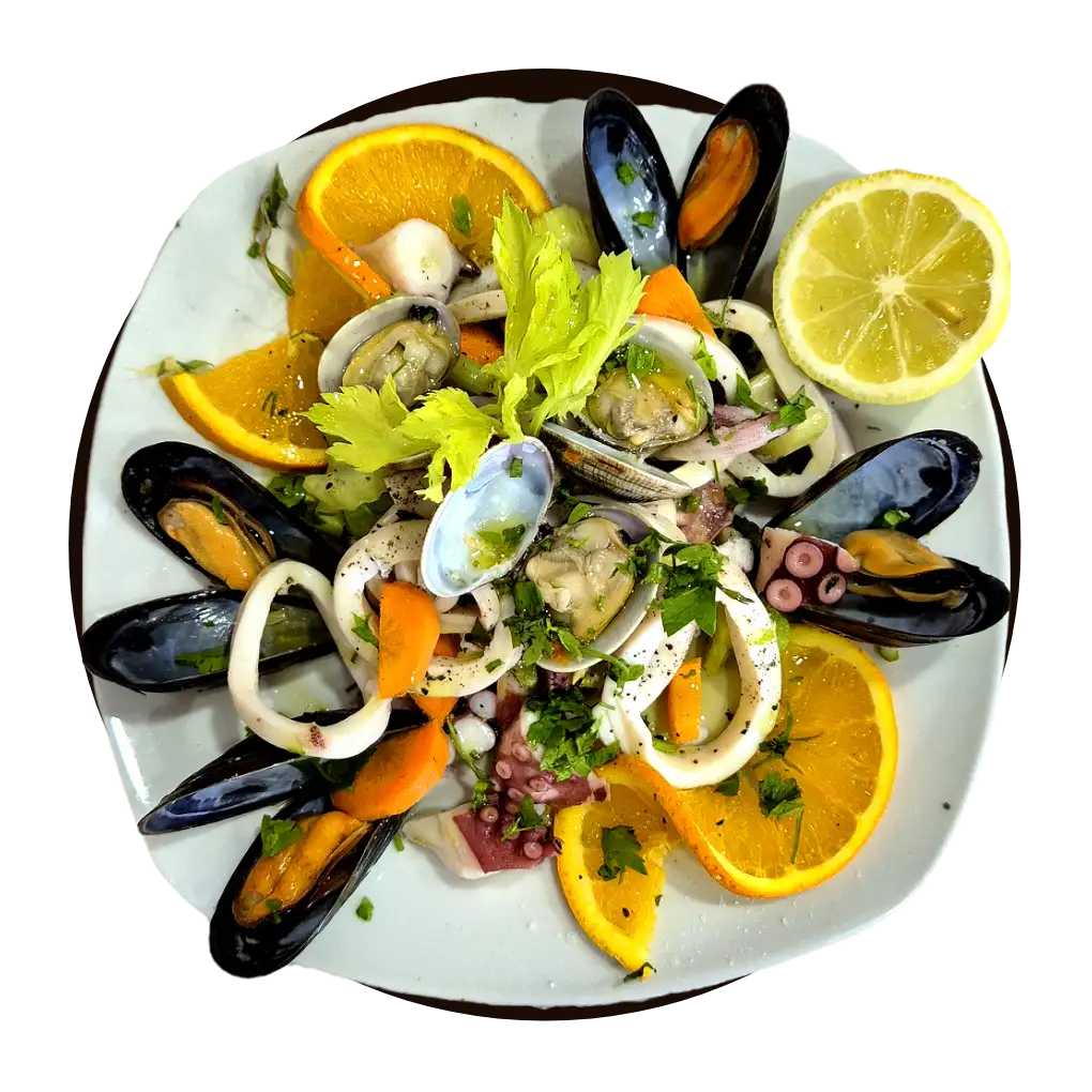 Insalata di mare con cozze, vongole, anelli di calamaro, polpo, sedano e fette d'arancia